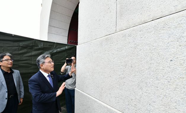 낙서 제거 완료된 경복궁 광화문 석축 확인하는 허민 국가유산청