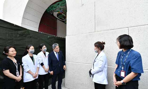 허민 국가유산청, 낙서 제거 완료된 경복궁 광화문 석축 확인