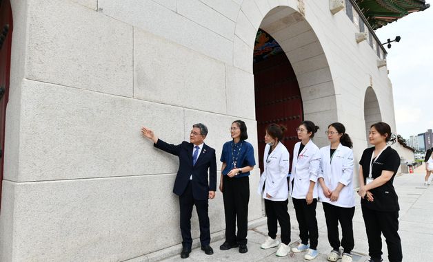 허민 국가유산청, 낙서 제거 완료된 경복궁 광화문 석축 확인