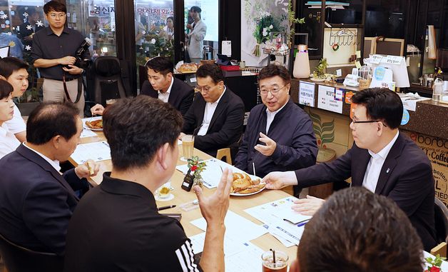 윤호중 장관, 민생회복 소비쿠폰 현장 방문