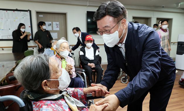 윤호중 장관, 민생회복 소비쿠폰 현장 방문