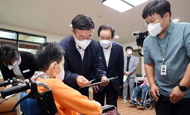 민생회복 소비쿠폰 '찾아가는 신청' 접수 및 배부 현장 둘러보는 윤호중 장관