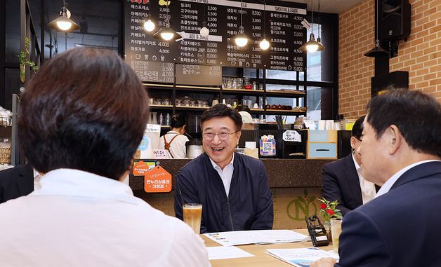 윤호중 장관, 민생회복 소비쿠폰 현장 방문