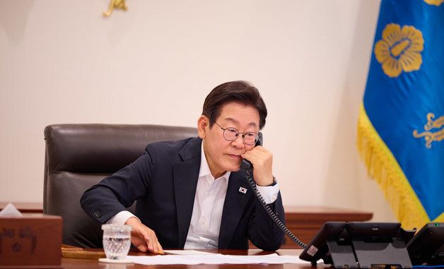 네덜란드 총리와 통화 하는 이재명 대통령