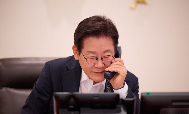 네덜란드 총리와 전화 통화하는 이재명 대통령