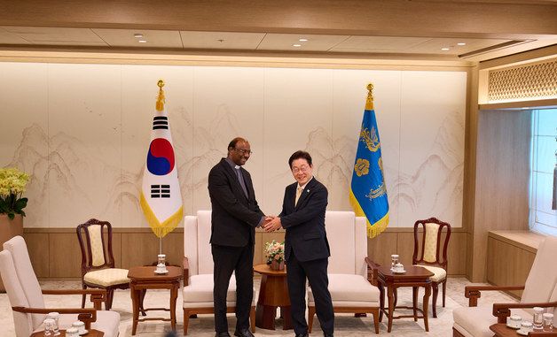 악수하는 이재명 대통령·제리 필레이 세계교회협의회 총무