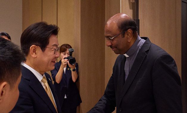 제리 필레이 세계교회협의회 총무와 인사 나누는 이재명 대통령