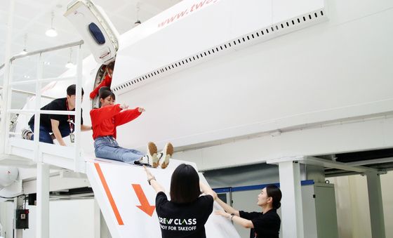 티웨이항공 '크루클래스' 비상구 탈출 훈련