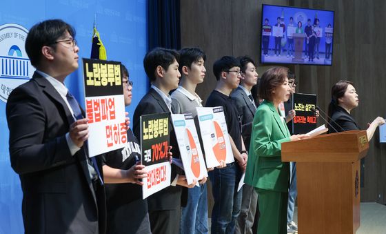 노동개혁청년행동 기자회견 소개하는 나경원