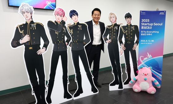 오세훈 시장, 버추얼 아이돌 '플레이브'와 함께