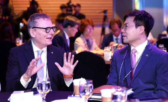 노벨경제학상 로빈슨 교수와 대화 나누는 여한구