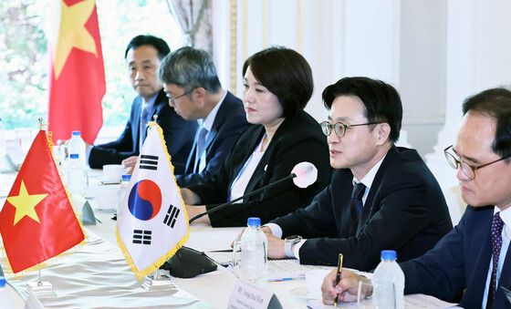 베트남 재무부 장관과 면담하는 산업부 장관