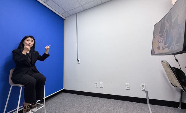 대통령실, 역대 첫 '전속 수어통역사' 채용…"브리핑 지원"