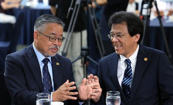 대화 나누는 김원섭 회장과 야마나카 히로시 JGA 최고 운영 책임자