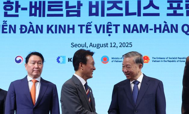 또 럼 베트남 당 서기장과 악수하는 김민석 총리