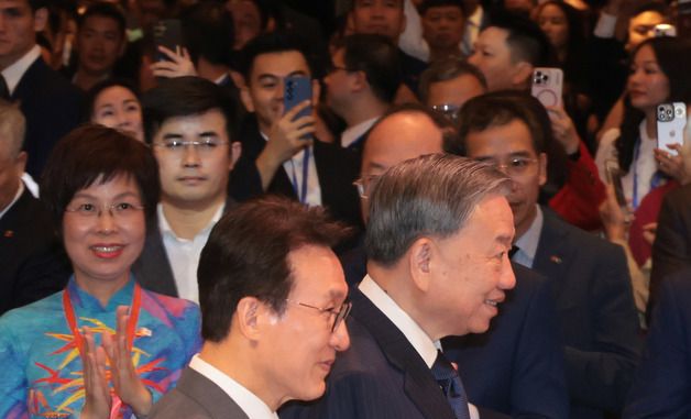 입장하는 김민석 총리와 또 럼 베트남 공산당 서기장