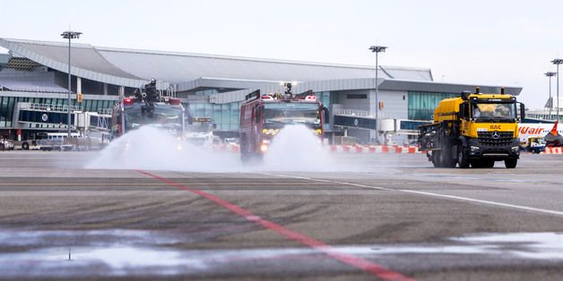 김포공항 국내선 이동지역, 살수작업 진행