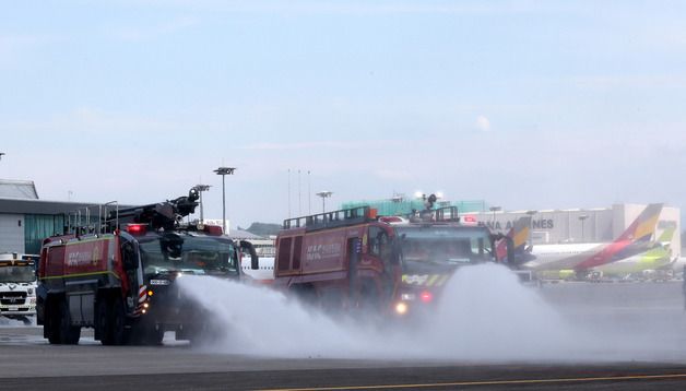 김포공항 국내선 이동지역, 살수작업 진행