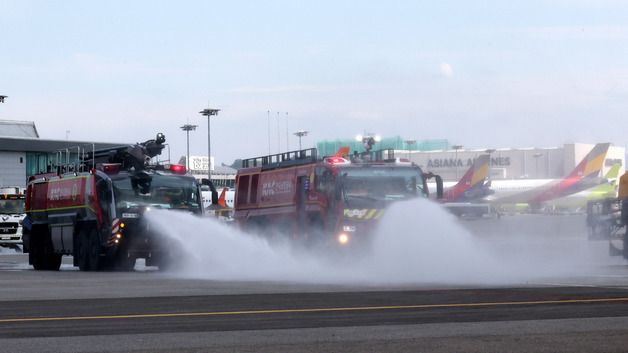 김포공항 국내선 이동지역, 살수작업 진행