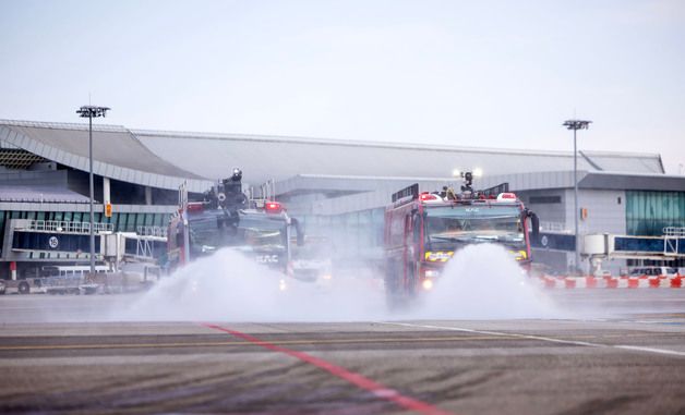 살수작업 진행되는 김포공항 계류장