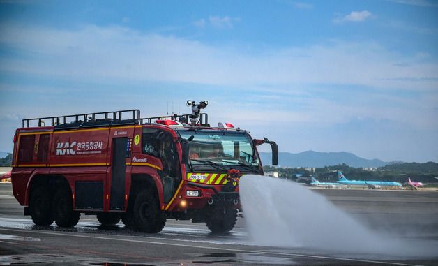 폭염대비 항공기 안전 위해 살수차 투입한 김포공항
