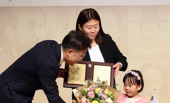 특별귀화증서 받는 어린이 독립유공자 후손