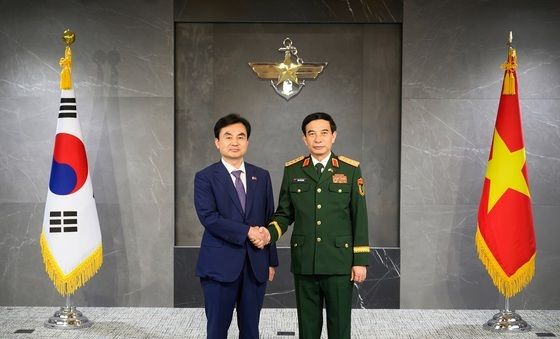 베트남 국방부 장관과 악수하는 안규백 장관