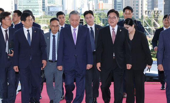 또 럼 당서기장과 접견실 향하는 우원식 의장