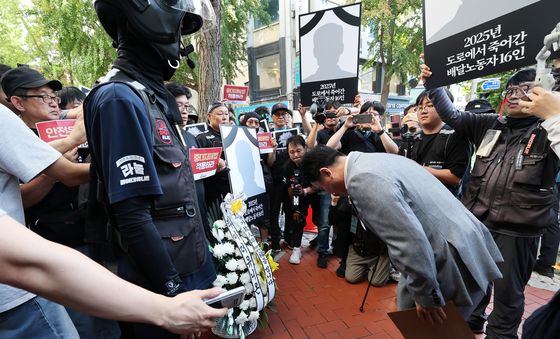 배달 노동자들에게 인사하는 김영훈 장관