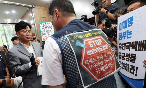 택배 노동자와 대화하는 김영훈 장관