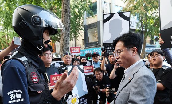 배달 라이더 목소리 경청하는 김영훈 장관