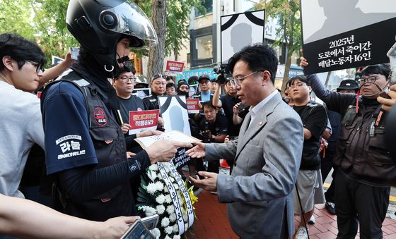 배달노동자 서한문 전달 받는 김영훈 장관