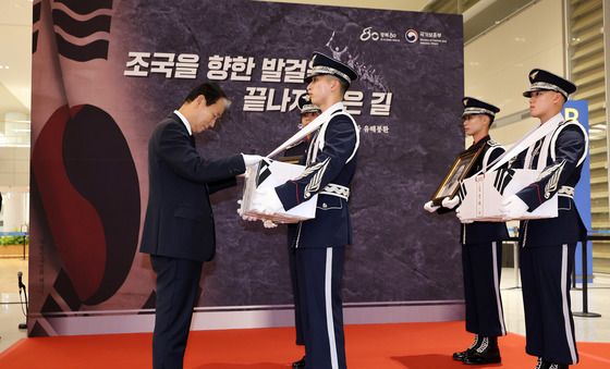 독립유공자 유해 영접하는 권오을 국가보훈부 장관