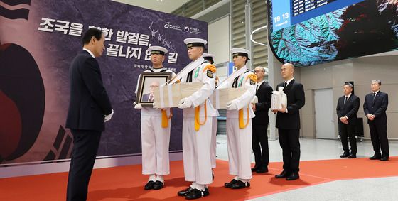 국외 안장 독립유공자 유해 영접하는 권오을 장관
