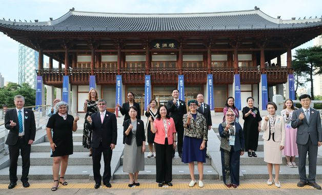 신영숙 장관 직무대행, APEC WEF 대표들과 기념촬영
