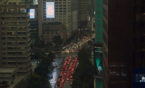 비 내리는 서울, 어두운 도심