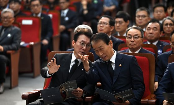 대화 나누는 김민석·권오을