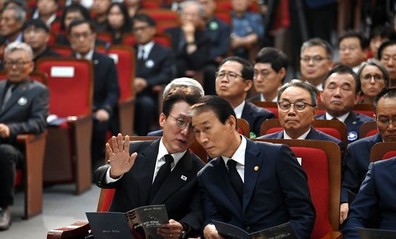 대화 나누는 김민석 총리·권오을 장관