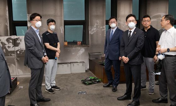 배경훈 장관, 배터리 화재사고 연구실 방문