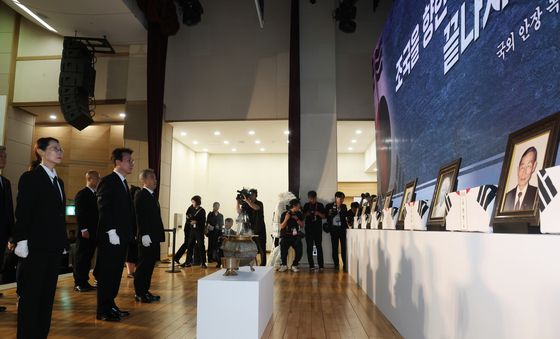 독립유공자 유해봉환식서 분향하는 김민석 총리