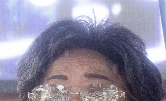 수요시위 참가자들 바라보며 발언하는 이용수 할머니