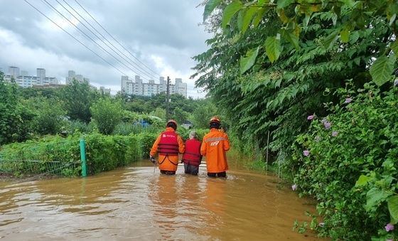 물에 잠긴 비닐하우스에서 인명 구조