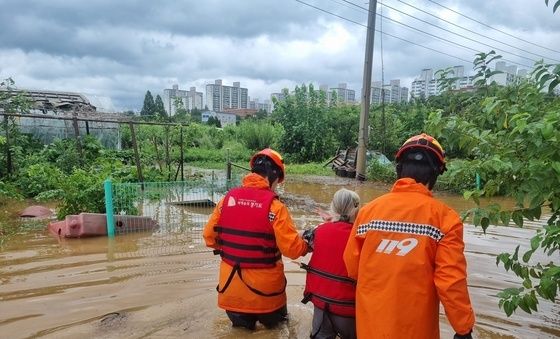 물에 잠긴 비닐하우스에서 인명 구조