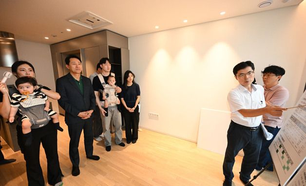 주거용오피스텔 관계자 설명 듣는 오세훈 시장