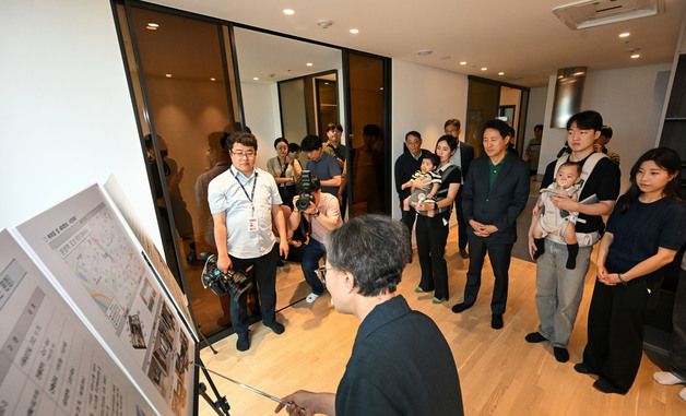 '비아파트형 미리내집' 관계자 설명 듣는 오세훈 시장