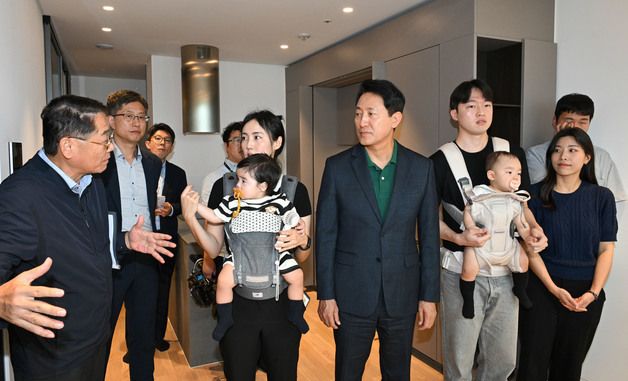 '비아파트형 미리내집' 관계자 설명 듣는 오세훈 시장