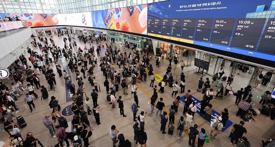 집중호우로 KTX 운행 지연, 전광판만 바라보는 기다림