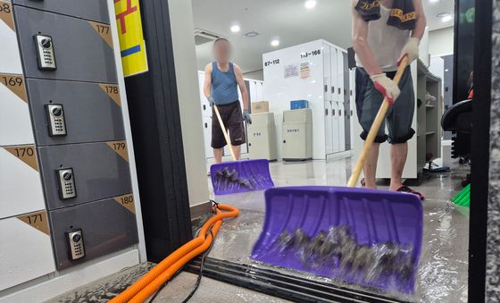 폭우에 침수된 인천 서구 지하 목욕탕