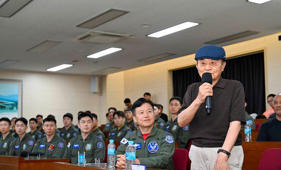 학생조종사들에게 당부하는 노백린 장군 손자 노영탁 선생