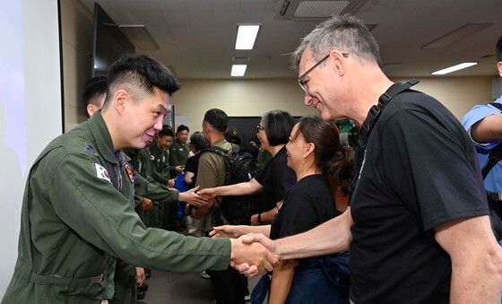 학생조종사들과 악수하는 대한민국 임시정부 비행학교 관계자 후손들